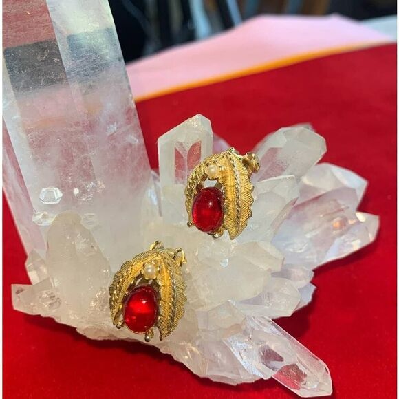 Stunning Red resin Cabochon earrings set in a matte Gold plate design, Vintage - Picture 2 of 5